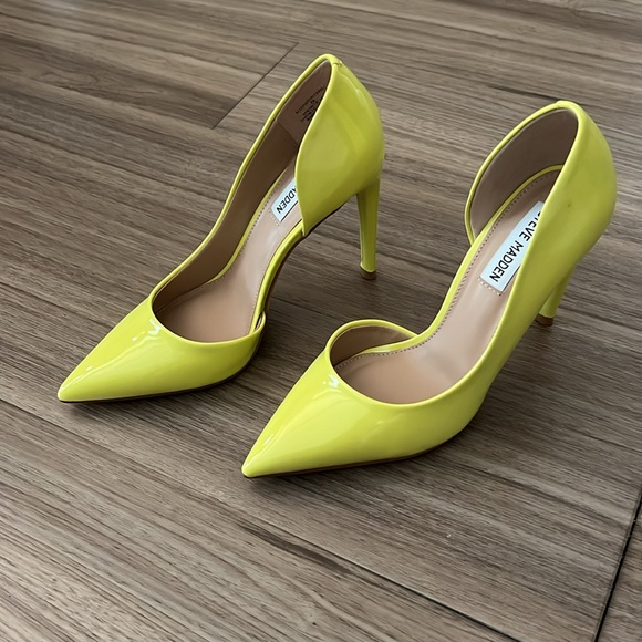 Steve Madden Alleviate Pump | Citron | Size 8 - Picture 2 of 3